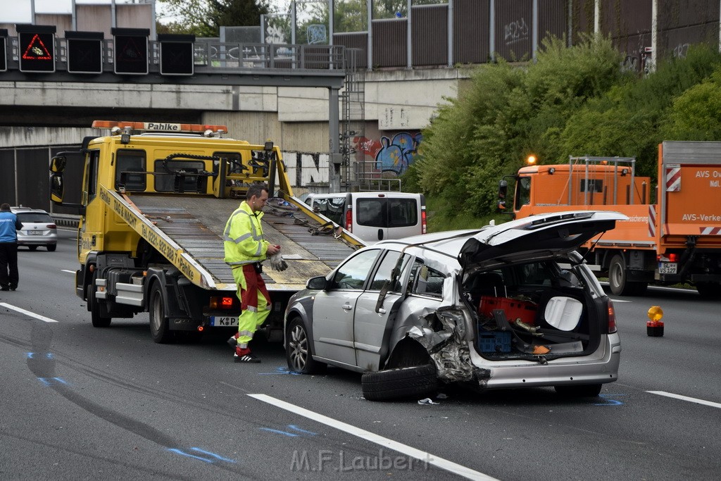 VU Auffahrunfall A 3 Rich Oberhausen kurz vor AS Koeln Dellbrueck P177.JPG - Miklos Laubert